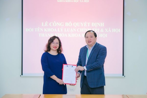 TS. Vũ Ngọc Huyên - Phó Bí thư thường trực Đảng ủy, Phó Giám đốc Học viện trao Quyết định cho PGS.TS. Nguyễn Thị Diễn - Đảng ủy viên, Trưởng khoa Khoa học xã hội