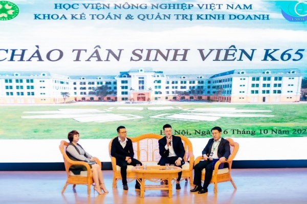 Chị Nguyễn Thị Trang Thư, anh Nguyễn Vĩnh Long và anh Phan Thanh Hà giao lưu, chia sẻ kinh nghiệm trong học tập và hoạt động sinh viên
