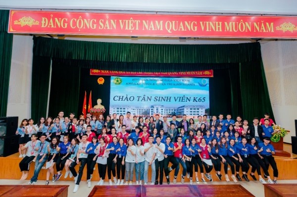 Thầy cô, cựu sinh viên và các bạn sinh viên chụp ảnh kỷ niệm