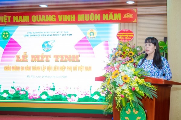 ThS. Trương Thị Thu Hạnh - Trưởng ban Nữ công, Công đoàn Học viện đọc diễn văn kỷ niệm Ngày thành lập Hội Liên hiệp Phụ nữ Việt Nam 20/10