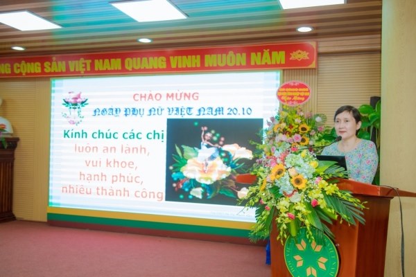 Bà Hà Thị Thanh Vân - Phó Giám đốc Học viện Phụ nữ Việt Nam chia sẻ về chủ đề “Phụ nữ cân bằng giữa công việc và gia đình”