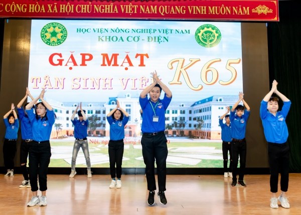 Tiết mục văn nghệ chào mừng tân sinh viên