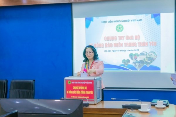 GS.TS Nguyễn Thị Lan – Bí thư Đảng ủy, Giám đốc Học viện ủng hộ các đồng bào miền Trung bị ảnh hưởng bão lũ