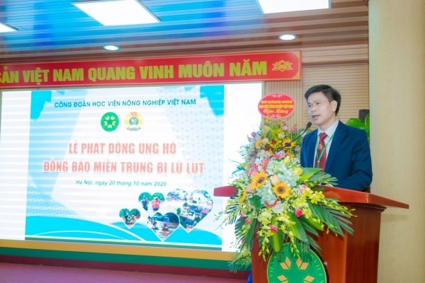 TS. Nguyễn Tất Thắng phát động ủng hộ đồng bào miền Trung đến đông đảo đoàn viên Công đoàn. Ảnh: HVNN.