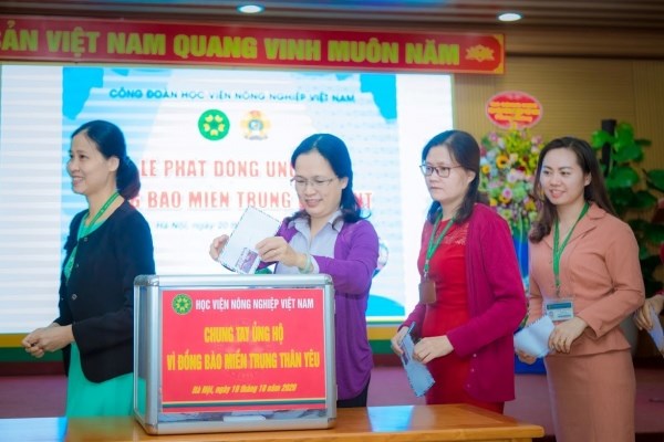 Đoàn viên Công đoàn Học viện ủng hộ đồng bào miền Trung