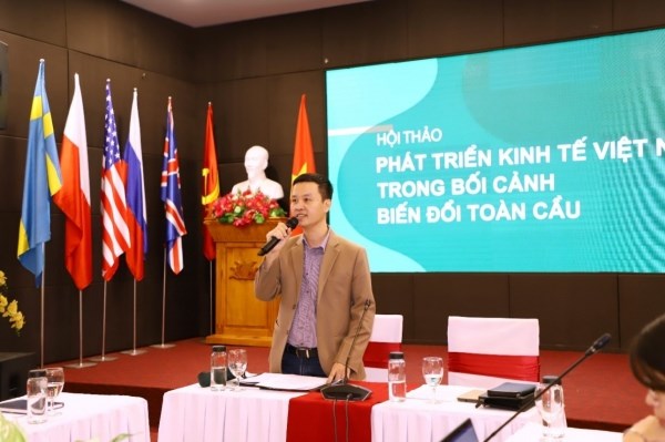 TS. Nguyễn Hữu Nhuần, Học viện Nông nghiệp Việt Nam trình bày tại Hội thảo