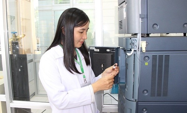 Cán bộ phòng thực hiện phân tích trên hệ thống sắc ký lỏng (UPLC).