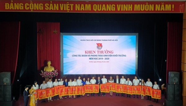 Đồng chí Nguyễn Trường Thành – Phó Bí thư Đoàn Thanh niên Học viện (thứ 5 từ trái sang) vinh dự nhận Cờ thi đua của Thành đoàn Hà Nội