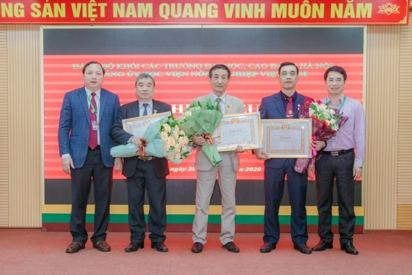 và 03 đồng chí nhận Huy hiệu 30 năm tuổi Đảng