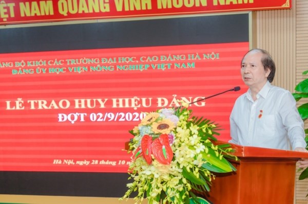 Đồng chí Đỗ Kim Chung chia sẻ cảm nghĩ khi được nhận Huy hiệu Đảng