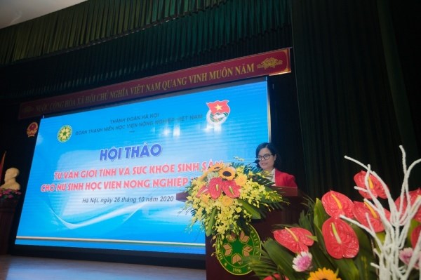 Đồng chí Đỗ Thị Kim Hương – Bí thư Đoàn Thanh niên Học viện phát biểu khai mạc chương trình Hội thảo.