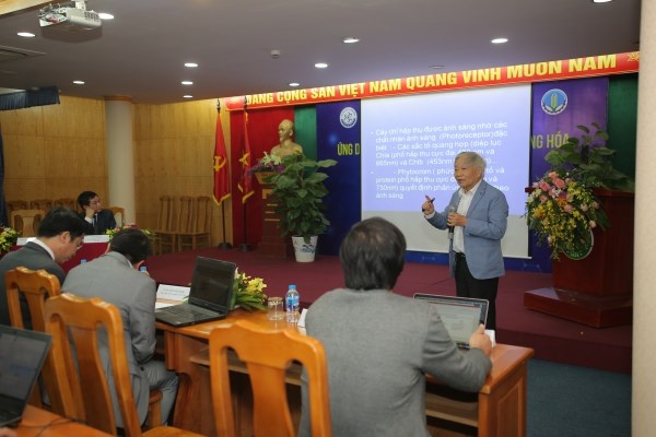 GS.TS. Nguyễn Quang Thạch - Khoa Công nghệ Sinh học, Học viện Nông nghiệp Việt Nam trình bày tham luận tại hội thảo