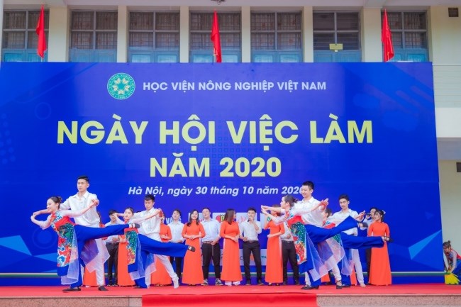 Các tiết mục văn nghệ đặc sắc đến từ Đội văn nghệ Đoàn Thanh niên Học viện mở màn chương trình Ngày hội việc làm năm 2020