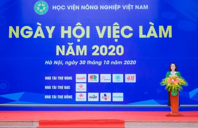 GS.TS. Nguyễn Thị Lan - Bí thư Đảng ủy, Giám đốc Học viện phát biểu khai mạc buổi lễ