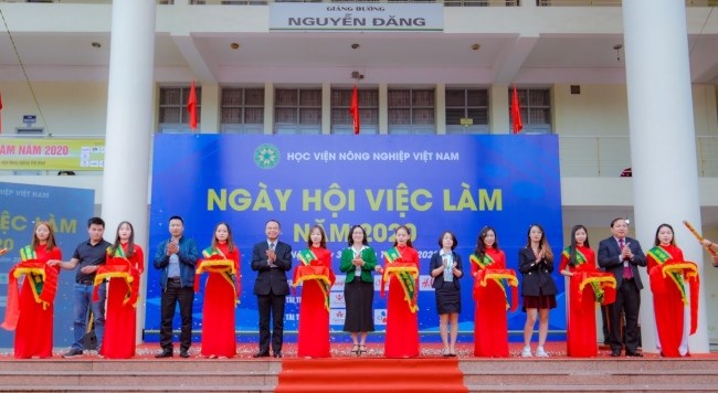 Lễ cắt băng khai mạc Ngày hội việc làm năm 2020