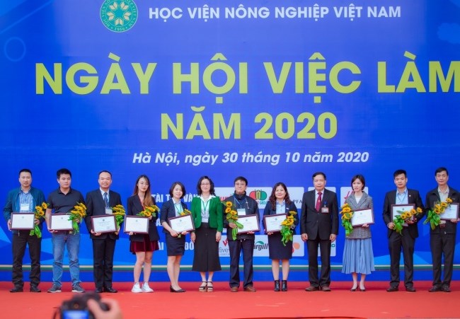 GS.TS. Nguyễn Thị Lan - Bí thư Đảng ủy, Giám đốc Học viện và GS.TS. Trần Đức Viên tặng hoa và trao chứng nhận cho các nhà tài trợ