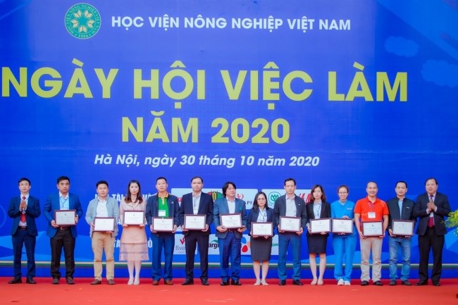 TS. Vũ Ngọc Huyên - Phó Bí thư thường trực Đảng ủy, Phó Giám đốc Học viện và TS. Nguyễn Văn Quân - Giám đốc Trung tâm QHCC&HTSV trao chứng nhận cho các doanh nghiệp tham gia chương trình