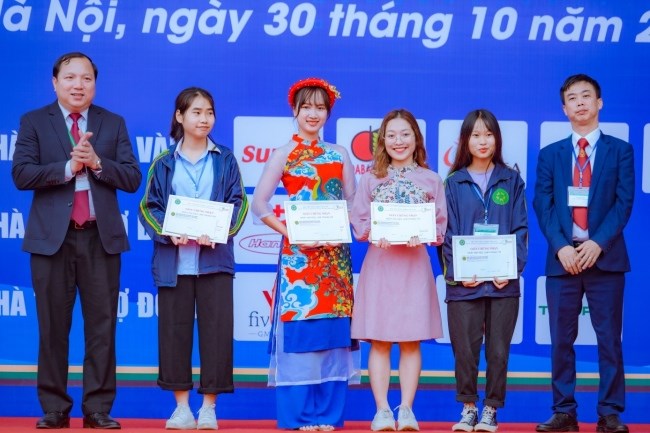 TS. Vũ Ngọc Huyên - Phó Bí thư thường trực Đảng ủy, Phó Giám đốc Học viện và TS. Nguyễn Văn Quân - Giám đốc Trung tâm QHCC&HTSV trao giải cho 04 sinh viên đạt giải cuộc thi “Ngày hội việc làm trong tôi”