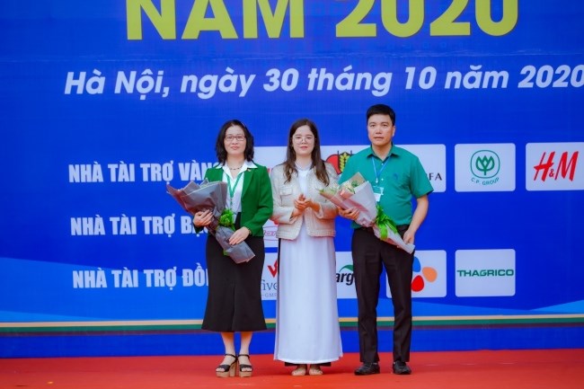 Sinh viên Nguyễn Thu Bình - K62, khoa Kinh tế và Phát triển nông thôn tặng hoa cảm ơn lãnh đạo Học viện và đại diện doanh nghiệp tham gia chương trình