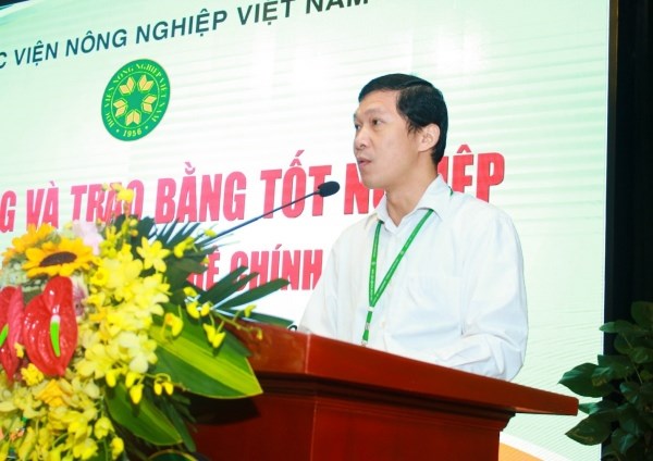 ThS. Nguyễn Quang Tự - Phó Trưởng ban Quản lý đào tạo công bố quyết định của Giám đốc Học viện về việc công nhận tốt nghiệp và cấp bằng đại học, cao đẳng cho sinh viên tốt nghiệp