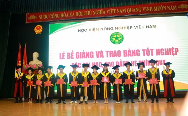 Lãnh đạo Học viện, lãnh đạo các Khoa trao bằng tốt nghiệp đại học cho các tân kỹ sư/ cử nhân/bác sỹ thú y