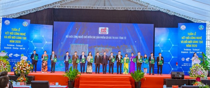 Thứ trưởng Lê Minh Hoan và Thứ trưởng Nguyễn Văn Tùng trao kỷ niệm chương và giấy chứng nhận cho các doanh nghiệp có thành tích trong hoạt động đổi mới công nghệ và thương mại hóa công nghệ năm 2020