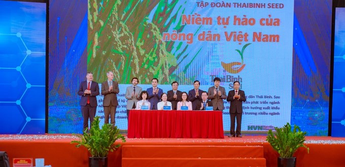 GS.TS. Nguyễn Thị Lan - Bí thư Đảng ủy, Giám đốc Học viện Nông nghiệp Việt Nam ký kết hợp tác trong nghiên cứu khoa học, chuyển giao công nghệ và hoạt động đào tạo với một số doanh nghiệp, tổ chức