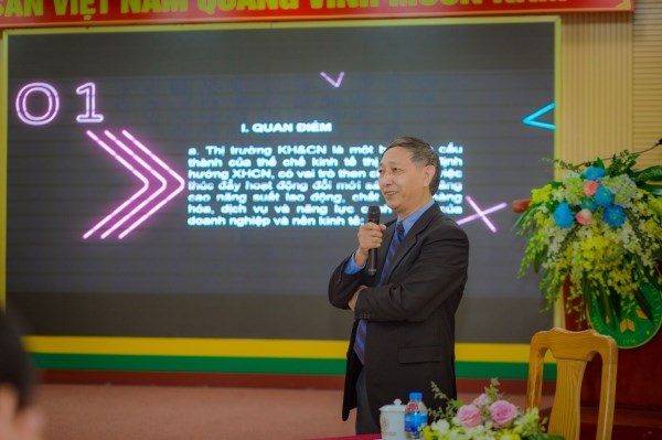 Ông Tạ Bá Hưng - Trưởng ban Chủ nhiệm Chương trình 2075 trình bày báo cáo tại Hội thảo