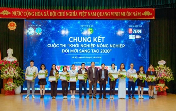 TS. Vũ Ngọc Huyên - Phó Bí thư thường trực Đảng ủy, Phó Giám đốc Học viện và ông Phạm Đức Nghiệm - Phó Cục trưởng Cục phát triển Thị trường và Doanh nghiệp Khoa học và Công nghệ, Giám đốc Ban QLDA VCIC tặng hoa và trao chứng nhận cho các đội dự thi chung kết