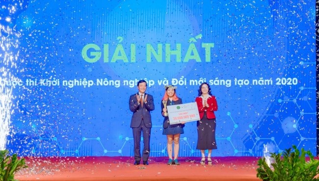 Thứ trưởng Bộ Khoa học và Công nghệ Trần Văn Tùng và GS.TS. Nguyễn Thị Lan - Bí thư Đảng ủy, Giám đốc Học viện Nông nghiệp Việt Nam trao giải Nhất cho chủ dự án VIBALE - Nâng cao giá trị cây chuối (phụ phẩm nông nghiệp) sau thu hoạch