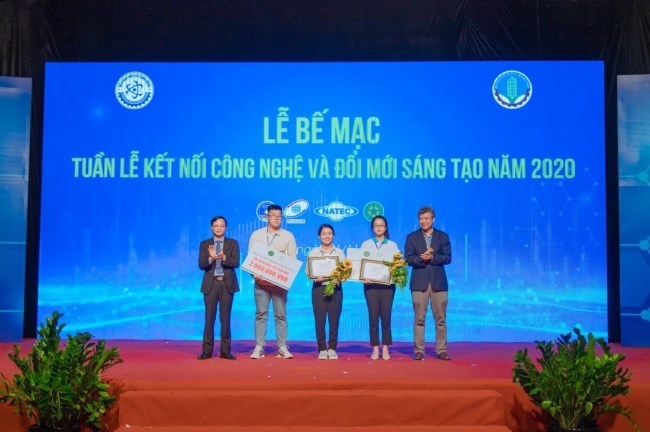 GS.TS. Phạm Văn Cường - Phó Bí thư Đảng ủy, Phó Giám đốc Học viện Nông nghiệp Việt Nam và ông Phạm Đức Nghiệm - Phó Cục trưởng Cục phát triển Thị trường và Doanh nghiệp Khoa học và Công nghệ, Giám đốc Ban QLDA VCIC trao 02 giải Khuyến khích và giải Dự án được yêu thích nhất