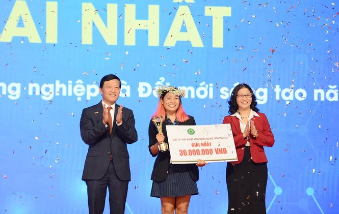 Thứ trưởng Bộ Khoa học và Công nghệ Trần Văn Tùng và Giám đốc Học viện Nông nghiệp Việt Nam Nguyễn Thị Lan trao phần thưởng cho đội giải Nhất.