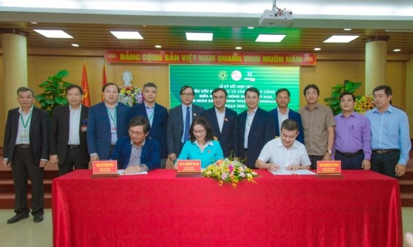 Đại diện UBND tỉnh Ninh Thuận, Học viện Nông nghiệp Việt Nam và Tập đoàn Trung Nam ký biên bản hợp tác.