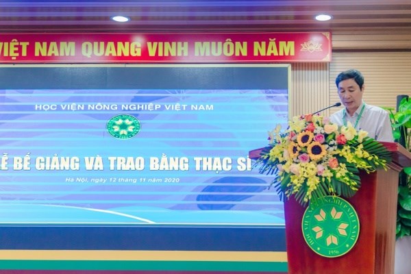 PGS.TS. Phan Xuân Hảo - Phó Trưởng ban Quản lý đào tạo công bố Quyết định của Giám đốc Học viện về việc công nhận tốt nghiệp và cấp bằng cho các tân thạc sĩ