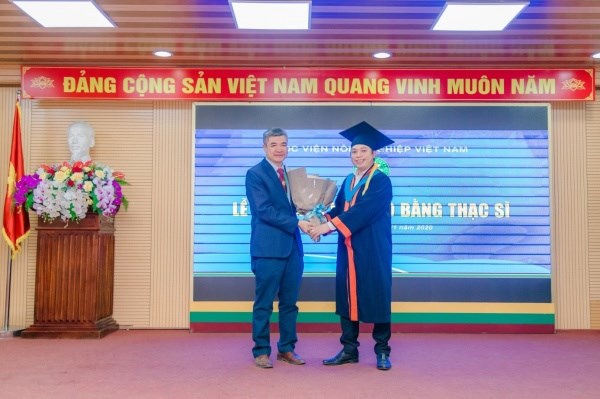 Đại diện các tân thạc sĩ tặng hoa tri ân tới thầy (cô) Học viện