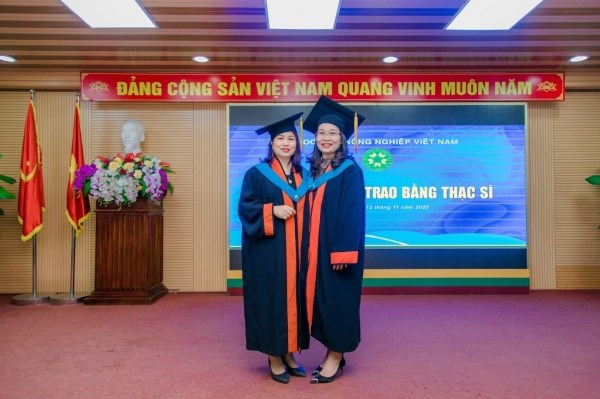 Nụ cười rạng rỡ của các học viên trong buổi Lễ bế giảng và trao bằng thạc sĩ