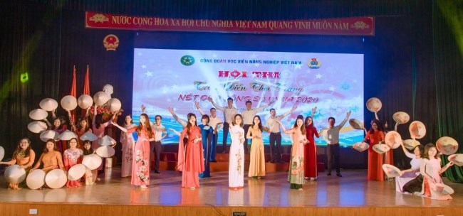 Hội thi trình diễn thời trang “Nét đẹp công sở VNUA 2020” thu hút sự tham gia của 17 đội đại diện 33 đơn vị trực thuộc Học viện