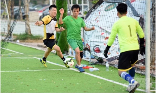 Đào Quang Trung (áo xanh - số 9) đá ở trung tâm hàng tiền vệ của Học viện Nông nghiệp Việt Nam. Ảnh: AT. Nguyễn Đình Trung (áo xanh - số 7) đá tiền đạo cắm trong sơ đồ 2-3-1 của Học viện Nông nghiệp Việt Nam. Ảnh: AT.