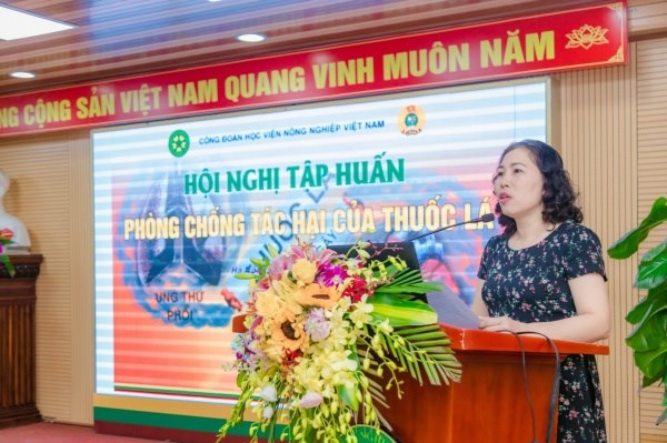 Bà Công Thị Thanh Hằng - Trưởng ban Tuyên giáo - Nữ công, Công đoàn Y tế Việt Nam trình bày báo cáo tại Hội nghị