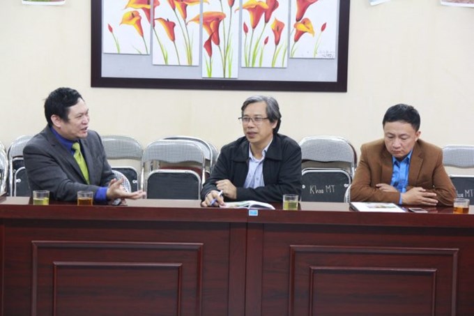 PGS.TS Ngô Thế Ân (ngồi ghế giữa), Trưởng Khoa cùng lãnh đạo Khoa Môi trường và ông Lưu Hải Minh đang trao đổi.
