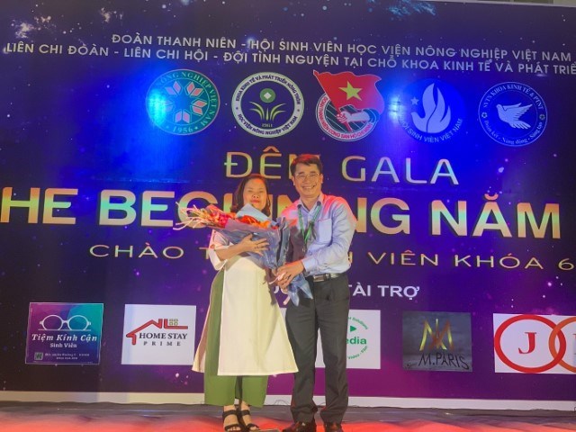 PGS.TS Phạm Bảo Dương – Phó Giám đốc Học viện tặng hoa chúc mừng Khoa và Chương trình