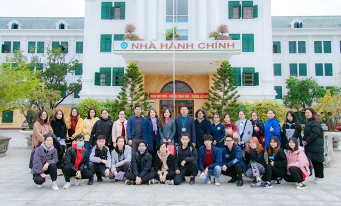 Đại diện Tổ chức Agriterra Việt Nam cùng các cán bộ, giảng viên, sinh viên Học viện chụp ảnh lưu niệm