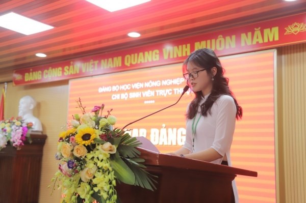 Đồng chí Hoàng Thị Thanh Mai đại diện cho 05 đảng viên mới được kết nạp phát biểu cảm tưởng sau khi được kết nạp vào Đảng Cộng sản Việt Nam