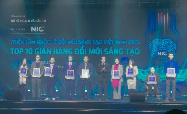 Phó Giám đốc phụ trách Trung tâm Đổi mới Sáng tạo Quốc gia Vũ Quốc Huy trao chứng nhận cho top 10 gian hàng đổi mới sáng tạo