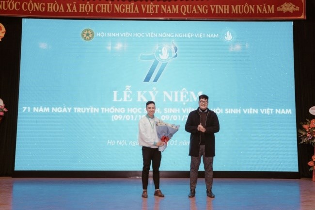 Đ/c Nguyễn Mạnh Duy – Phó Chánh văn phòng Hội Sinh viên Thành phố Hà Nội tặng hoa chúc mừng Hội Sinh viên Học viện