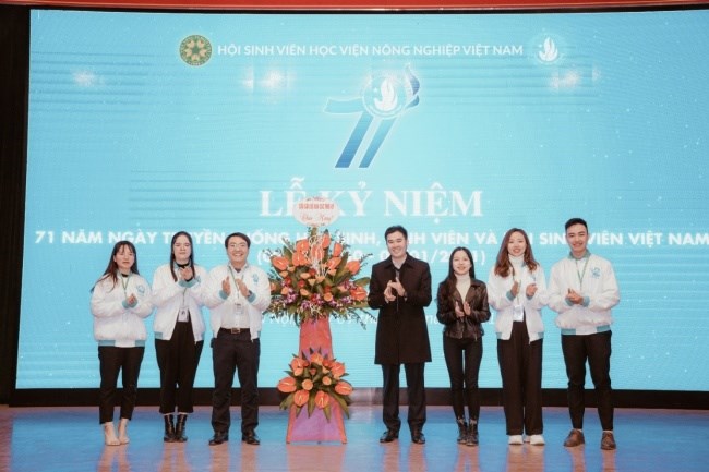 Đại diện cán bộ Hội Sinh viên Học viện qua các thời kỳ tặng hoa chúc mừng Hội Sinh viên Học viện