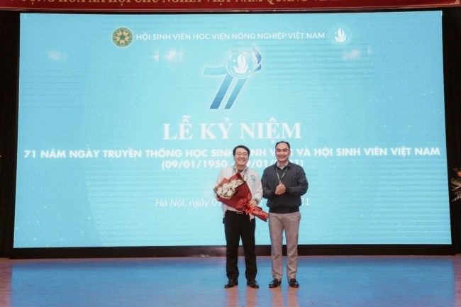 TS. Dương Thành Huân - TS. Dương Thành Huân – Phó Trưởng Ban Công tác chính trị và Công tác sinh viên tặng hoa chúc mừng Hội Sinh viên Học viện