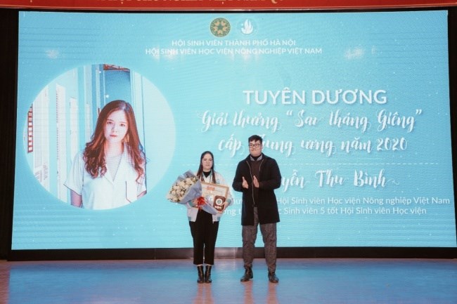 Đồng chí Nguyễn Thu Bình – Phó chủ tịch Thường trực Hội Sinh viên Học viện vinh dự được nhận giải thưởng “Sao tháng Giêng” cấp Trung ương năm 2020