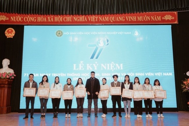 Tuyên dương 11 sinh viên đạt Danh hiệu “Sinh viên 5 tốt” cấp Thành phố năm 2020