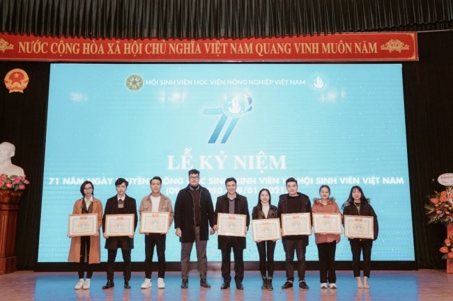 Các tập thể, cá nhân được trao tặng bằng khen của Trung ương Hội Sinh viên Việt Nam năm học 2019 - 2020